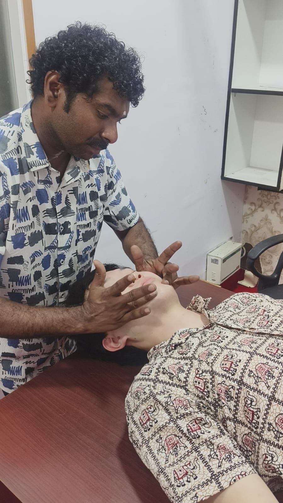 Kerala specialist doctor administering therapy